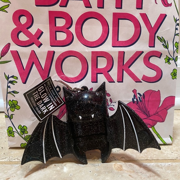 SOLD!! 🎉🦇 VERY RARE!!! Glow In The Dark Halloween Bat 🦇 Pocketb… - Picture 8 of 8